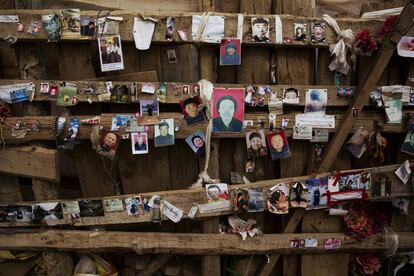 Según las creencias de la población local, los familiares de personas desaparecidas pueden encontrar a sus seres queridos si cuelgan sus fotos en las paredes de edificios cercanos al Instituto Budista Larung Wuming.