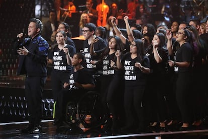 Un grupo de Dreamers acompaña la presentación del cantante Alejandro Sanz luego de recibir un reconocimiento en los Grammys.
