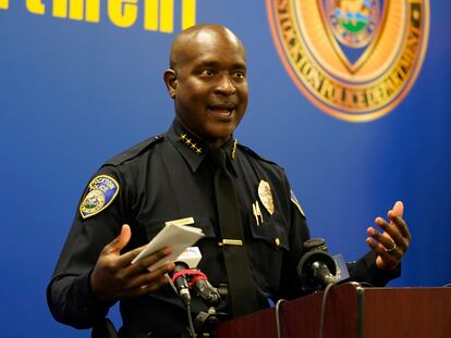 El jefe de la policía de Stockton, Stanley McFadden, informa a la prensa sobre los hallazgos que han conectado varios homicidios.