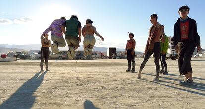 Un grupo de amigos saltan a la comba el último día de Burning Man.