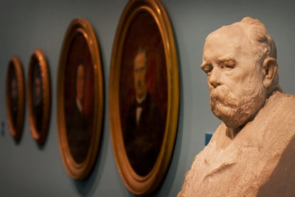 Un busto de Teodor Llorente, obra de Mariano Benlliure, que forma parte de la exposición del Muvim.