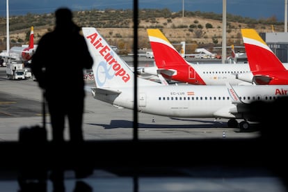 Um passageiro no aeroporto de Barajas, em Madri, em dezembro.