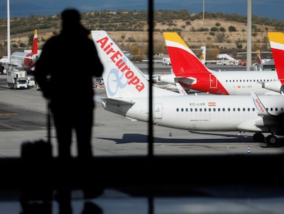 Um passageiro no aeroporto de Barajas, em Madri, em dezembro.