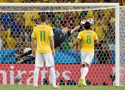 David Luiz marca no canto direito, após uma cobrança de falta.