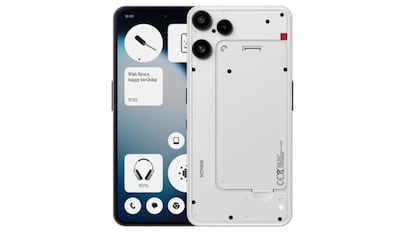 El Nothing Phone (3a) Lite 5G luce una estética industrial característica de la marca.