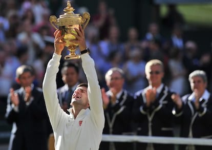 Djokovic, levanta el trofeo de campeón de Wimbledon