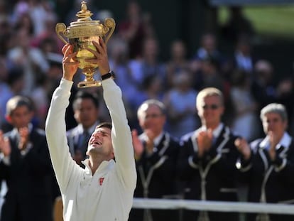 Djokovic levanta o troféu de campeão de Wimbledon.