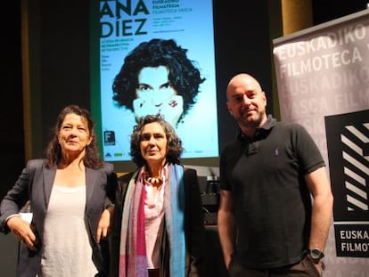 La directora Ana Díez, ayer, entre la directora de la Alhóndiga, Lourdes Fernández, y el director de la Filmoteca Vasca, Joxean Fernández.