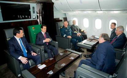 Enrique Peña Nieto, en el avión presidencial junto a varios secretarios, entre ellos Salvador Cienfuegos.