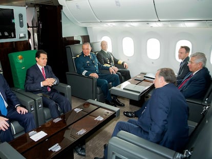 Enrique Peña Nieto, en el avión presidencial junto a varios secretarios, entre ellos Salvador Cienfuegos.