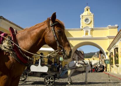 La Antigua fue la capital de Guatemala hasta que un enorme terremoto la arrasó en 1773. Después, los españoles trasladaron la capital a la actual Ciudad de Guatemala. En la imagen, la calle del Arco en Antigua, que los domingos y festivos se convierte en peatonal y se llena de turistas, vendedores de artesanías y carretas tiradas por caballos.