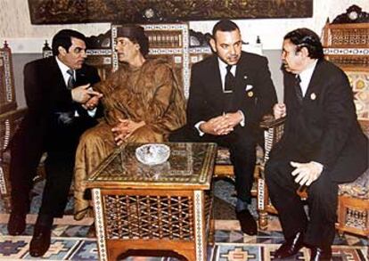 De izquierda a derecha: Ben Alí (Túnez), Gaddafi (Libia), Mohamed VI (Marruecos) y Buteflika (Argelia), en abril de 2003.
