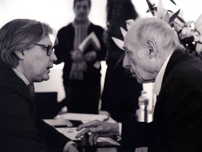 Eduardo Arroyo (derecha) y Javier Fórcola en la pasada edición de Arco.