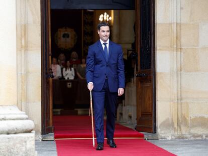 Imanol Pradales porta la 'makila' de mando tras jurar como lehendakari este sábado en la Casa de Juntas de Gernika.