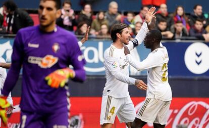 Ramos celebra con Mendy su gol ante Osasuna.