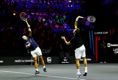 Nadal (a la derecha) y Federer, durante el entrenamiento de este jueves en Londres.