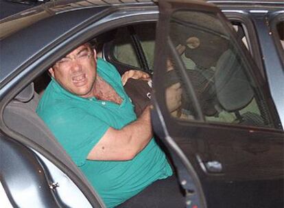 Francisco Javier López Peña, <i>Thierry</i>, la madrugada del jueves en un coche de la policía tras el registro del piso de Burdeos.