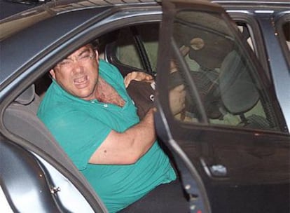 Francisco Javier López Peña, <i>Thierry</i>, la madrugada del jueves en un coche de la policía tras el registro del piso de Burdeos.