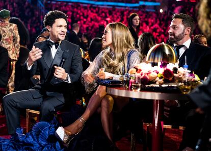 El cómico Trevor Noah junto a Jennifer Lopez y Ben Affleck en la gala de los Grammy, el domingo en Los Ángeles, California. 