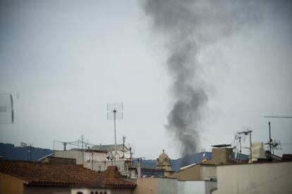 La columna de humo que ha provocado el incendio en el edificio número 5 de la calle Jaume Giralt, en Ciutat Vella, Barcelona.