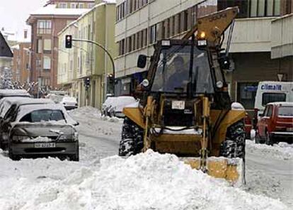 Un operario retiraba ayer en Soria la nieve de las calles tras las precipitaciones.