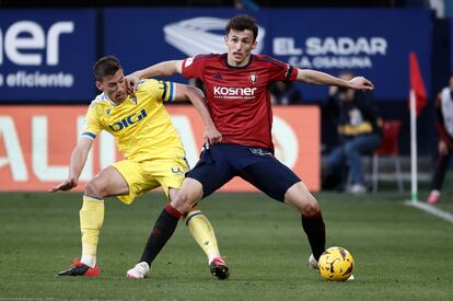 Ante Budimir (d) disputa un balón ante Rubén Alcaraz durante el Osasuna-Cádiz de este sábado.