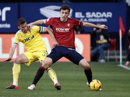 Ante Budimir (d) disputa un balón ante Rubén Alcaraz durante el Osasuna-Cádiz de este sábado.