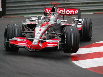 Fernando Alonso, durante la sesión clasificatoria de ayer, en una curva cerrada.
