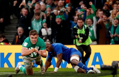 El irlandés Garry Ringrose anota un ensayo ante el francés Seckou Macalou, durante el partido del Seis Naciones de este sábado.