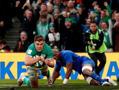 El irlandés Garry Ringrose anota un ensayo ante el francés Seckou Macalou, durante el partido del Seis Naciones de este sábado.