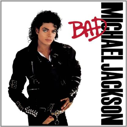 Más de un lustro le costó a Michael Jackson acabar el disco que sucedería al superventas 'Thriller'. Su pánico a fracasar y un excesivo perfeccionismo hicieron que tirara la casa por la ventana, intentando superar un éxito apoteósico e irrepetible. Para ello contrató carísimos músicos de sesión, pulió cada tema hasta el delirio, grabó carísimos vídeos y fichó famosos a golpe de talonario: para el vídeo de 'Bad' llegó a ofrecerle el papel de malo al mismísimo Prince, aunque este rechazó la oferta.
También se cambió la cara. En los años anteriores a 'Bad' ya se observaban algunos retoques en las facciones de Michael, pero la portada de 'Bad', el Rey del Pop se pasó tres pueblos: el cirujano le hizo literalmente una cara nueva, perfilando sus labios, afilando sus facciones, poniéndole un hoyuelo en el mentón, la piel más clara que nunca, los ojos agrandados y una nariz microscópica. De alguna manera, y a pesar de que su mutación quirúrgica continuaría hasta límites monstruosos, la nueva cara de Michael tuvo éxito y puso de moda la cirugía estética entre ricos y famosos de todo pelaje. No hay nada más que ver las caras de Tom Cruise, John Travolta o Camilo Sesto.