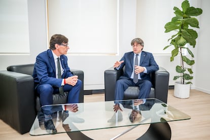 El presidente de la Generalitat, Salvador Illa, junto al presidente de Junts per Cataluña, Carles Puigdemont, durante su reunión en Bruselas este martes.