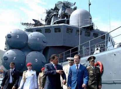 Hugo Chávez (izquierda) y Dmitri Medvédev visitan el destructor ruso <i>Almirante Chabanenko</i>, en el puerto venezolano de La Guaira.