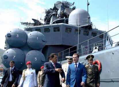 Hugo Chávez (izquierda) y Dmitri Medvédev visitan el destructor ruso <i>Almirante Chabanenko</i>, en el puerto venezolano de La Guaira.