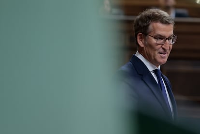 El presidente del PP y candidato a la presidencia del Gobierno, Alberto Núñez Feijóo, durante su intervención en la primera sesión del debate de su investidura, el martes en el Congreso. 