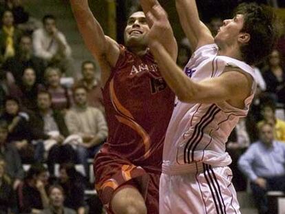 Tomas intenta impedir la canasta de San Emeterio.