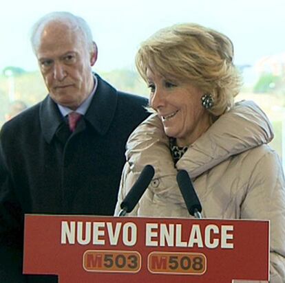Esperanza Aguirre y José Ignacio Echeverría, durante la inauguración del enlace de las carreteras M-503 y M-508.