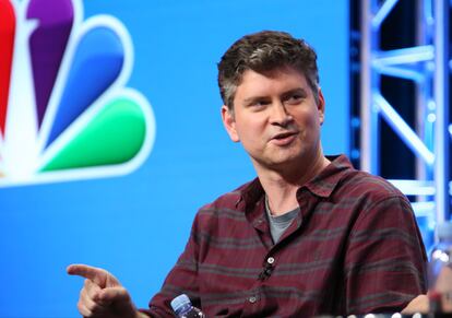 Michael Schur presenta la primera temporada de 'The Good Place' en un plató de NBC, en agosto de 2016.