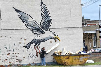 Em cima de uma caçamba de lixo, também em Lowestoft, o artista plasmou uma gaivota preparada para se dar um bote.