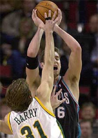 Pau Gasol lucha por un balón con Brent Barry en el Key Arena de Seattle.