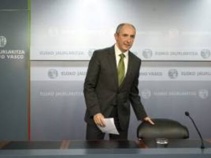 El portavoz del Gobierno Vasco, Josu Erkoreka, durante la comparecencia posterior a la reunión ordinaria del Ejecutivo Vasco ayer. EFE/archivo