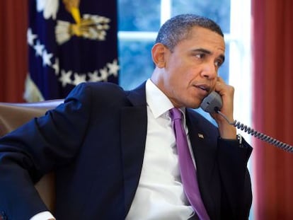 Barack Obama habla por teléfono desde el Despacho Oval.