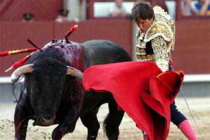 El torero Antonio Barrera da un pase al primer toro de su lote, ayer en Las Ventas.