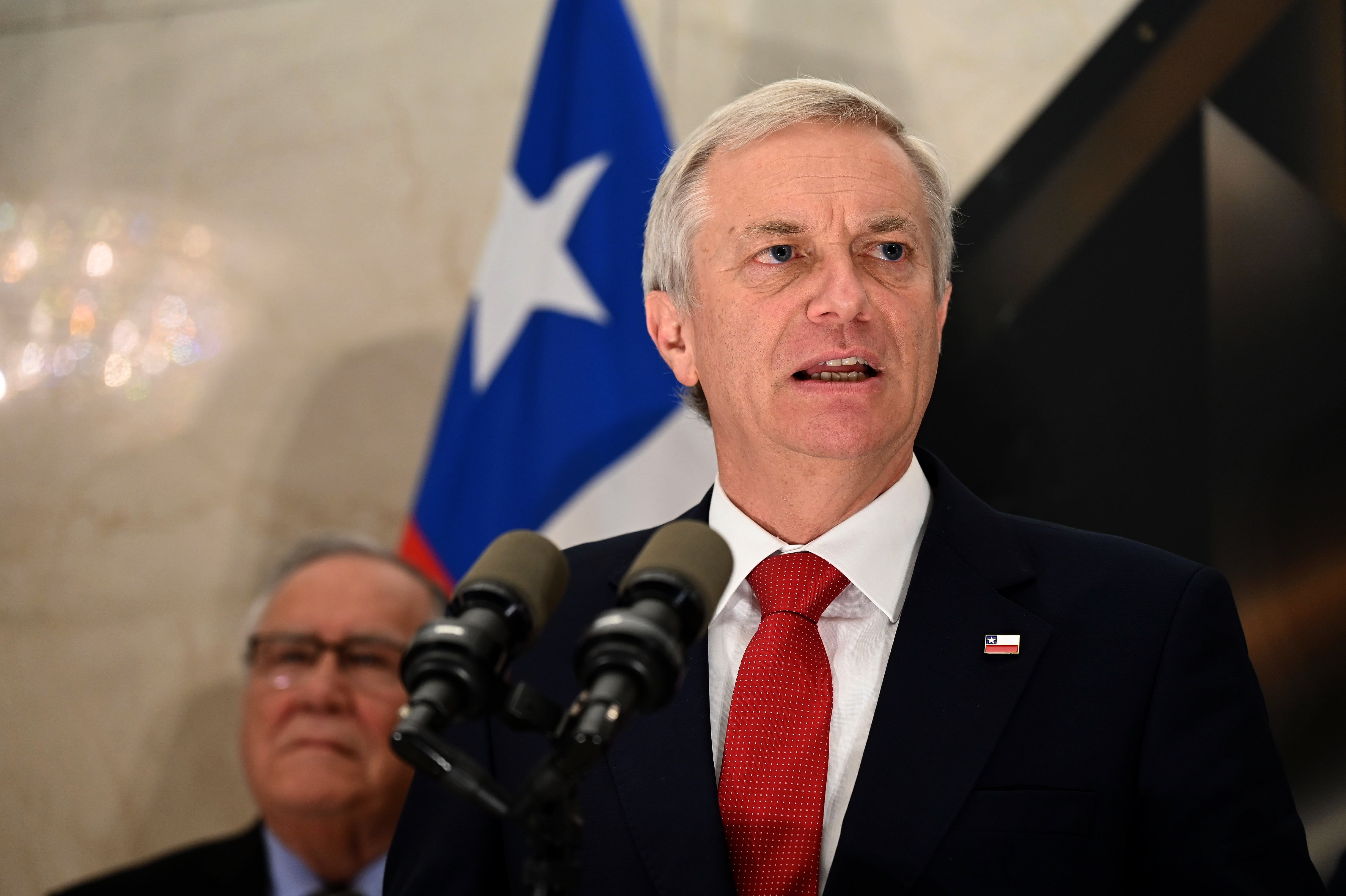 Kast dice que de ser “iliberal” no daría entrevistas a la prensa