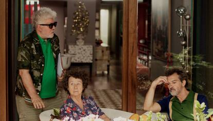 Pedro Almodóvar, Julieta Serrano y Antonio Banderas, durante el rodaje de la película 'Dolor y gloria'.