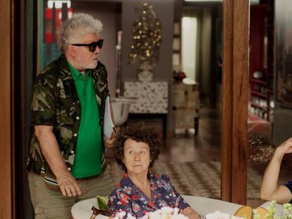 Pedro Almodóvar, Julieta Serrano y Antonio Banderas, durante el rodaje de la película 'Dolor y gloria'.