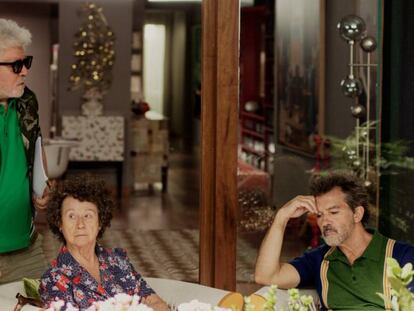 Pedro Almodóvar, Julieta Serrano y Antonio Banderas durante el rodaje de la película 'Dolor y gloria'.