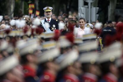 El acto ha estado presidido por los Reyes --Don Felipe ataviado con el uniforme de Capitán General de la Armada-- acompañados por sus hijas, la Infanta Leonor y la Princesa Sofía. También ha asistido el Gobierno al completo y las principales autoridades civiles y militares del Estado. En la imagen, los Reyes, durante el desfile.