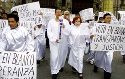 Marcha de protesta, en Lima, en favor del voto en blanco en las elecciones generales del domingo.