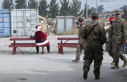 Un soldado estadounidense vestido de Papá Noel junto a sus compañeros el día de Navidad en la base aérea estadounidense de Bagram, al norte de Kabul, Afganistán.